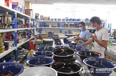 中亞商貿(mao)走(zou)廊巴克圖(tu)口岸(an)煥發(fa)新(xin)活(huo)力 日用(yong)百貨貿易(yi)迎來(lai)蓬勃(bo)發(fa)展